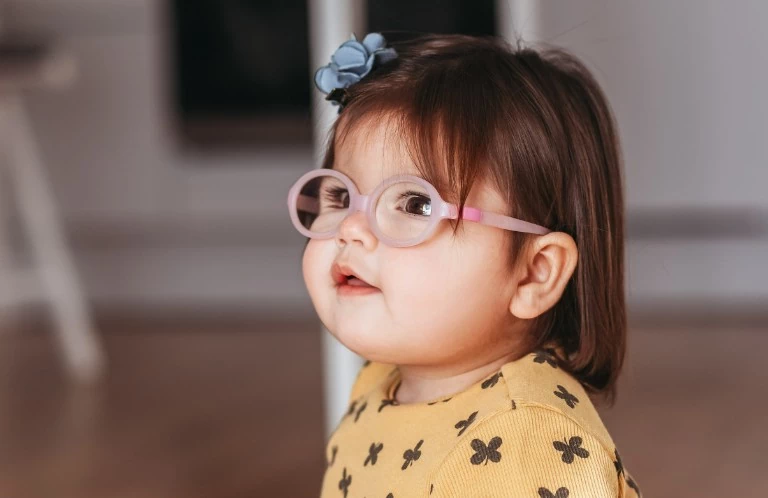dziecko w okularach